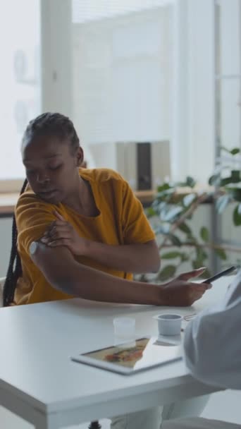 Medium Vertical Shot African American Woman Diabetes Pointing Glucose Monitoring — Stock Video