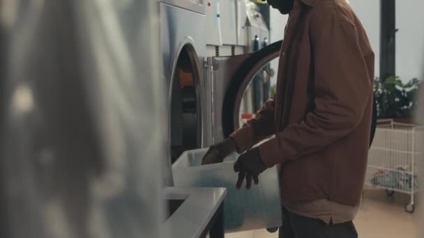 Boční Náklon Záběry Mladého Afroameričana Nakládajícího Barvy Sušičky Prádlo Pomocí — Stock video