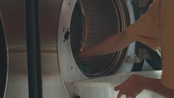 섹션은 세탁기에서 깨끗한 세탁물을 현대적인 건조기에로드 익명의 여자의 동영상을 자르고 — 비디오
