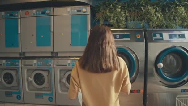 Dolly Zoom Senhora Não Identificada Chegando Máquina Lavar Roupa Tirando — Vídeo de Stock