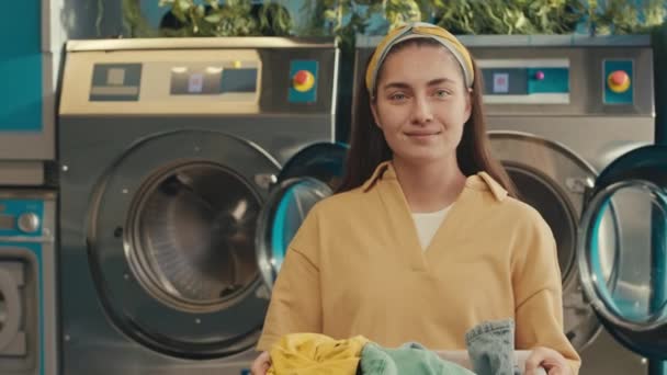 Modern Çamaşırhanede Bir Sepet Temiz Giysi Tutarken Gülümseyen Güzel Beyaz — Stok video