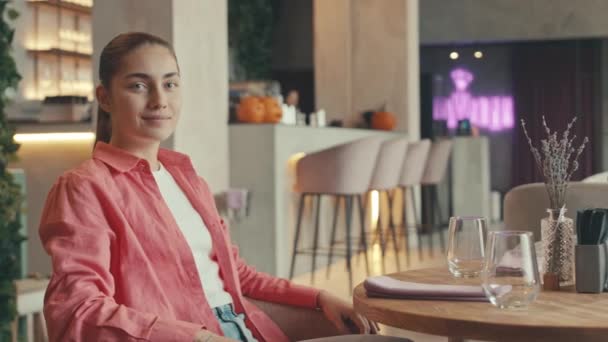 Oldalkép Csinos Fiatal Fehér Hölgy Karosszékben Asztalnál Modern Loft Kávézó — Stock videók