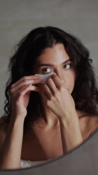 Gros Plan Vertical Reflet Miroir Une Jeune Femme Caucasienne Hispanique — Video