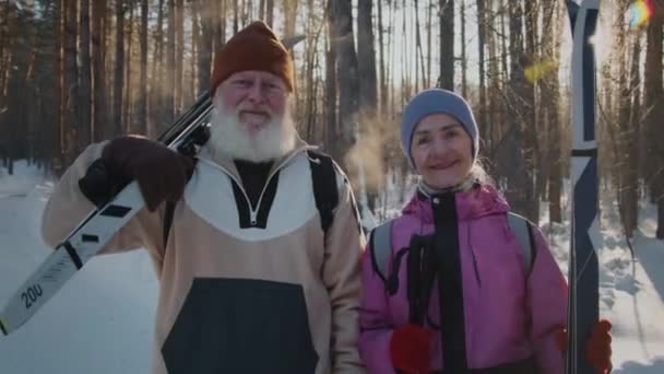 Potret Busur Sedang Dengan Pijar Lensa Wanita Kaukasia Dan Pria — Stok Video