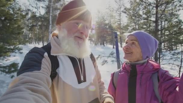 中镜头闪烁着快乐的老年白种人男子和妇女的镜头 他们用智能手机为家人录制自拍视频 在冬日的滑雪旅行中一边挥手一边用相机交谈 — 图库视频影像