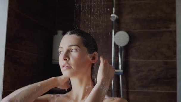 Zbliżenie Strzał Piękny Kaukaski Kobieta Płukanie Szampon Pianka Włosy Pod — Wideo stockowe