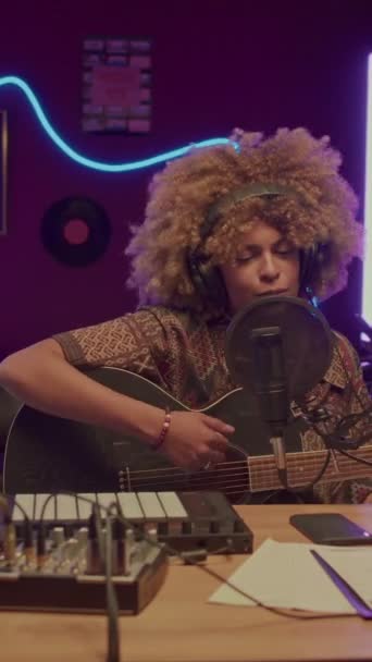 Pionowe Ugc Afroamerykanki Grającej Gitarze Śpiewającej Mikrofonu Patrząc Kamerę Neonowym — Wideo stockowe