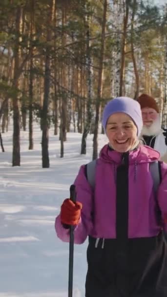 Středně Uzavřený Vertikální Záběr Šťastné Starší Bělošské Ženy Vlněném Klobouku — Stock video
