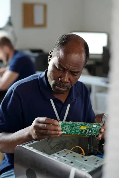 Doświadczony Afro Amerykański Inżynier Biurze Serwisowym Przyglądający Się Płycie Głównej — Zdjęcie stockowe