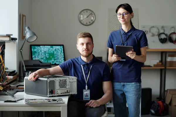 Zespół Dwóch Młodych Odnoszących Sukcesy Inżynierów Centrum Serwisowego Niebieskim Mundurze — Zdjęcie stockowe