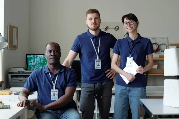 Interkulturális Professzionális Technikusok Csoportja Kék Egyenruhában Akik Kamerába Néznek Miközben — Stock Fotó