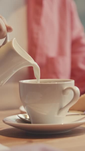 Vertical Doamnei Nerecunoscute Adăugând Lapte Din Mazăre Ceașca Cafea Pauza — Videoclip de stoc