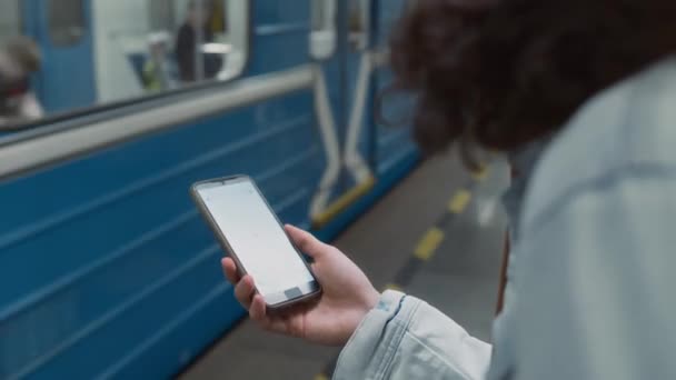Metro Istasyonunda Bir Sonraki Treni Beklerken Elinde Beyaz Krom Ekran — Stok video