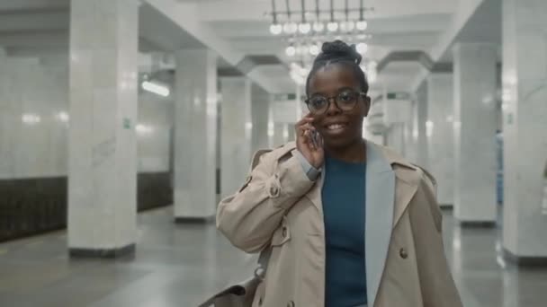 Seguimiento Imágenes Alegre Mujer Negocios Negra Hablando Móvil Mientras Camina — Vídeos de Stock
