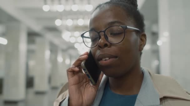 Close Van Zwarte Vrouwelijke Reiziger Bril Spreken Mobiele Telefoon Terwijl — Stockvideo
