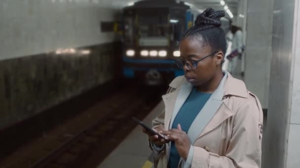 Бічні Кадри Афроамериканської Леді Яка Друкує Повідомлення Телефону Платформі Метро — стокове відео