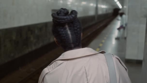 안경과 스마트 지하철 플랫폼에 트렌치 코트에 비즈니스 숙녀의 동영상과 그녀의 — 비디오