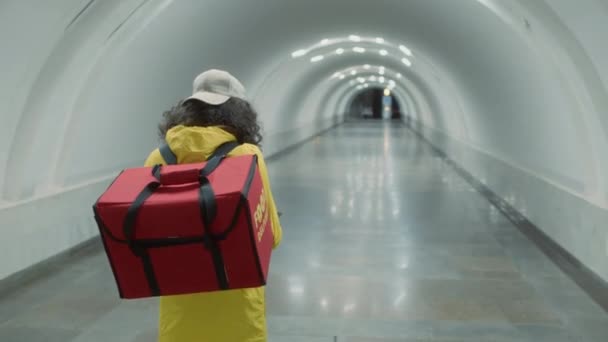 Büyük Kırmızı Sırt Çantalı Kimliği Belirsiz Bir Teslimatçının Beyaz Metro — Stok video