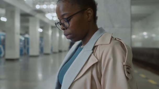 Побочные Кадры Афроамериканской Бизнес Леди Работающей Ноутбуке Графикой Сидящей Скамейке — стоковое видео