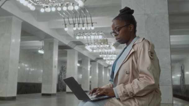 Seitenaufnahmen Von Schwarzer Geschäftsfrau Trenchcoat Die Ferngesteuert Laptop Arbeitet Während — Stockvideo