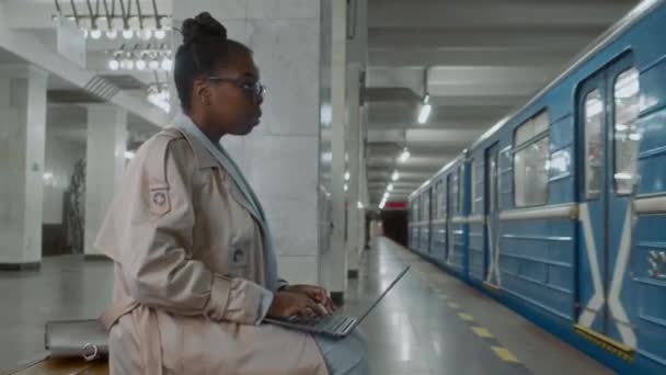 Filmagem Lateral Trabalhadora Freelance Negra Sentada Banco Subsolo Trabalhando Laptop — Vídeo de Stock