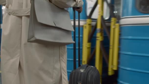 Kimliği Belirsiz Trençkotlu Kadın Yolcuların Siyah Bavullarıyla Metro Peronunda Dikilip — Stok video