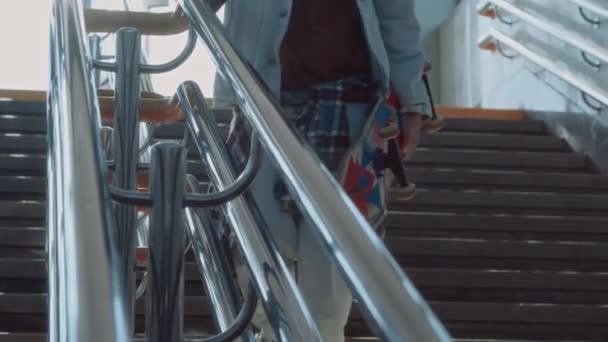 섹션은 지하철 서둘러 배니스터에 미끄러 내려가는 계단에 스케이터의 슬로우 모션을 — 비디오
