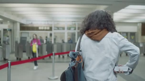 Kimliği Belirsiz Kabarık Saçlı Bir Adamın Modern Metroya Girerken Çıkarken — Stok video