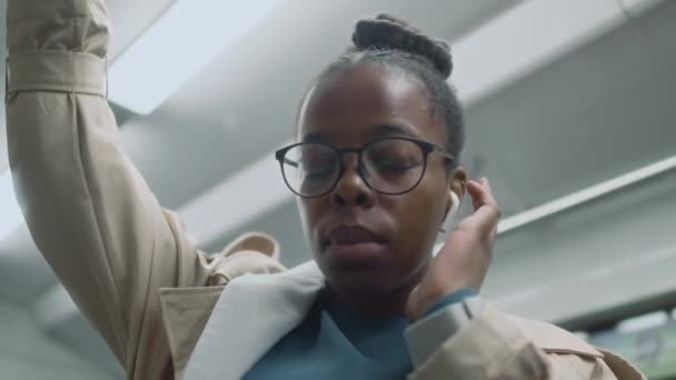 Primer Plano Baja Angulación Señora Afroamericana Años Gafas Fijando Auriculares — Vídeo de stock