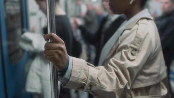 지하철 지하철 기차에서 직장에 손잡이를 트렌치 코트와 이어폰에 여자의 자른된 — 비디오