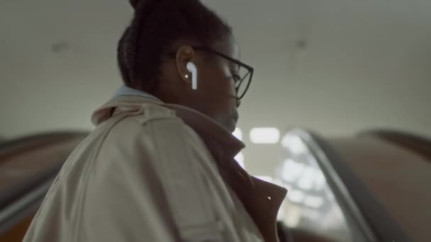 Zadní Sledování Zblízka Módní Černá Žena Cestující Brýlích Bezdrátových Sluchátkách — Stock video