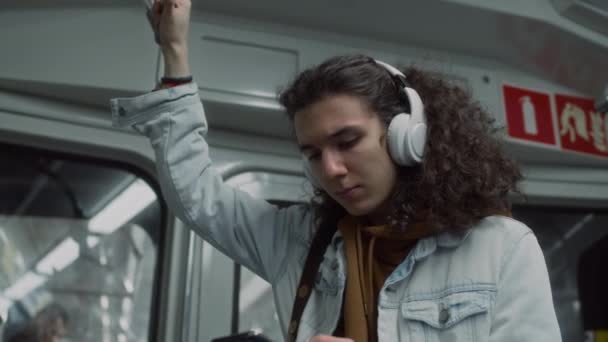 Boční Náklon Záběry Bělocha Muž Dojíždějící Veřejné Metro Vlak Práce — Stock video