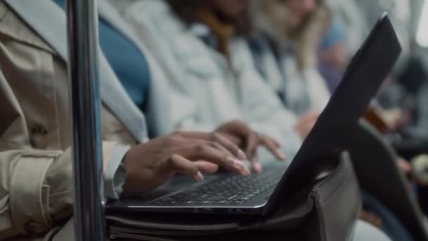 Side Cropped Beelden Van Onherkenbare Vrouwelijke Freelancer Werken Laptop Computer — Stockvideo