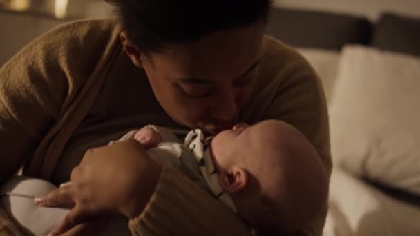 Média Close Jovem Mãe Afro Americana Segurando Bebê Biracial Recém — Vídeo de Stock