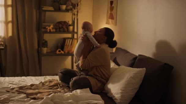 Sabahın Erken Saatlerinde Evde Pijamalı Hırkalı Neşeli Melez Bir Kadının — Stok video