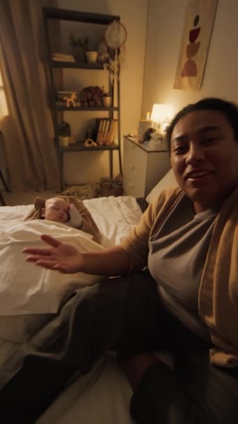 잠자는 집에서 침대에 히스패닉 어머니의 Ugc 웨이브 가입자 미디어 블로그에 — 비디오