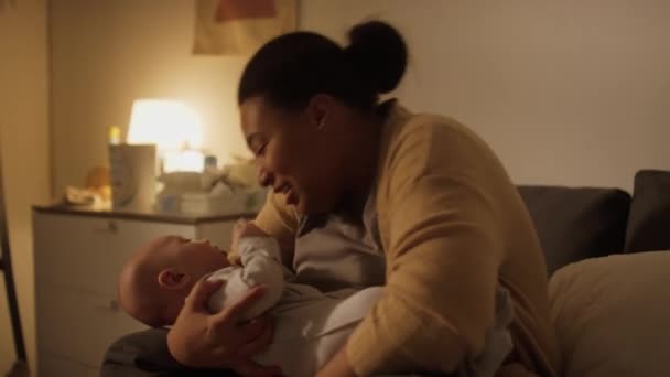 Střední Záběr Veselé Afroamerické Maminky Sedí Ložnici Mazlí Chlapečkem Hraje — Stock video