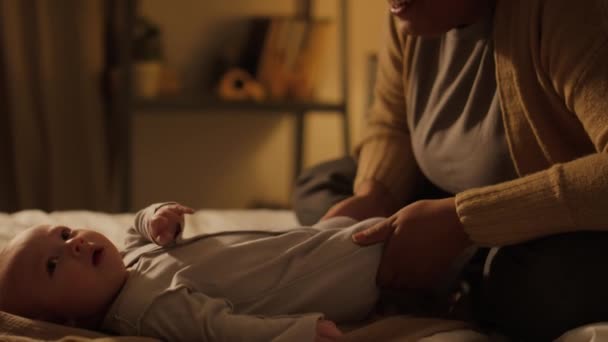 Medium Close Shot Van Gelukkige Afro Amerikaanse Moeder Zitten Bed — Stockvideo
