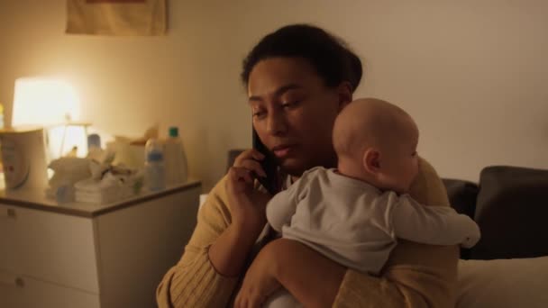 Średnie Ujęcie Młodej Afroamerykanki Lub Latynoski Matka Cardie Siedzi Wieczorem — Wideo stockowe