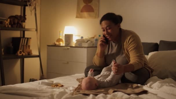 Toma Completa Bebé Recién Nacido Niño Niña Acostado Espalda Mujer — Vídeo de stock