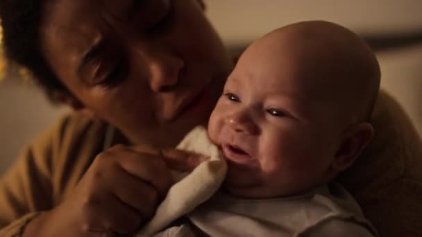 Primer Plano Del Bebé Birracial Meses Llorando Cuidando Joven Madre — Vídeos de Stock