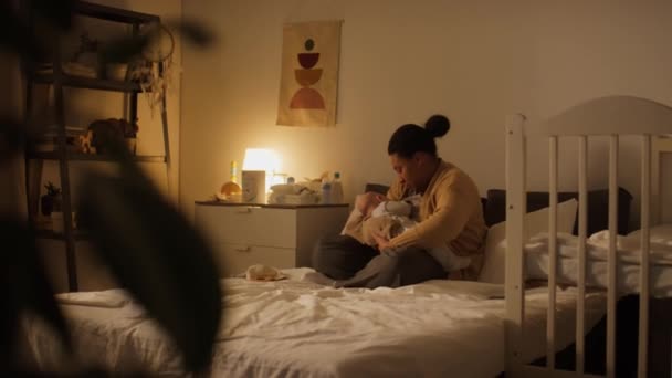 Genç Spanyol Annenin Geceleri Evde Bacak Bacak Bacak Üstüne Atmış — Stok video