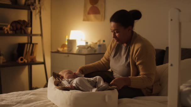 Tele Van Fiatal Afro Amerikai Vagy Spanyol Anyákkal Akik Ágyon — Stock videók