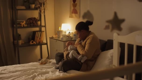 Genç Polyethenci Annenin Gece Evde Bacak Bacak Bacak Üstüne Atmış — Stok video