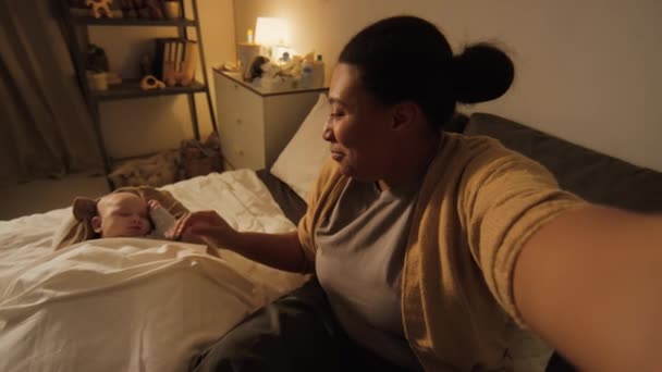 Medium Ugc Selfie Skott Unga Afroamerikanska Mor Sitter Sängen Bredvid — Stockvideo
