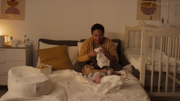 Neşeli Melez Bir Annenin Evde Yatağında Bebek Bezini Açtığı Yeni — Stok video