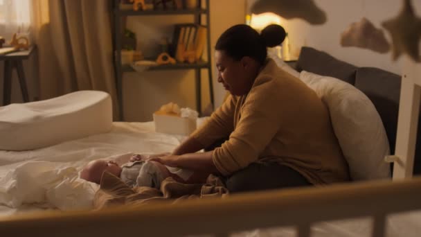 Volledige Side Shot Van Latijns Amerikaanse Moeder Zitten Bed Thuis — Stockvideo