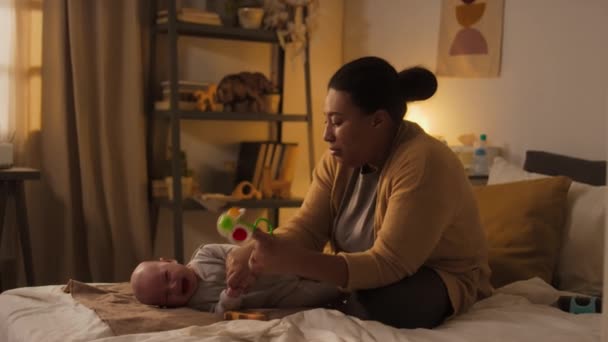 Evde Yatakta Yatıp Ağlayan Afrikalı Amerikalı Annesini Önemseyen Titreyen Öten — Stok video