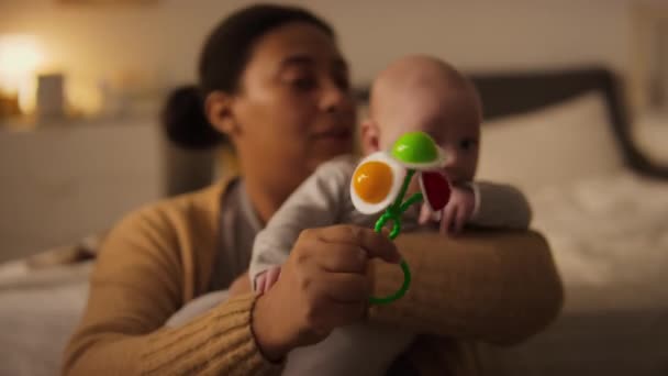 Inyección Primer Plano Mediana Bebé Meses Mal Humor Brazos Madres — Vídeos de Stock