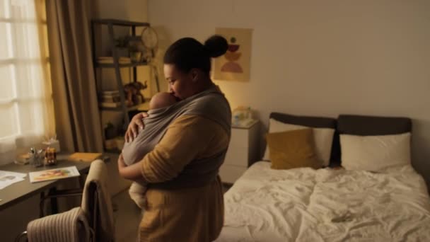 히스패닉 아프리카계 미국인 어머니의 캐주얼 아들은 주위를 껴안고 흔들어 — 비디오